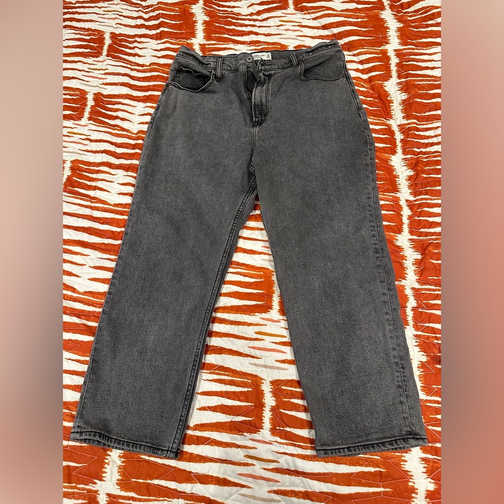 A&F Day Comfort Stretch Denim

Ultra High Rise Ankle Straight Jean